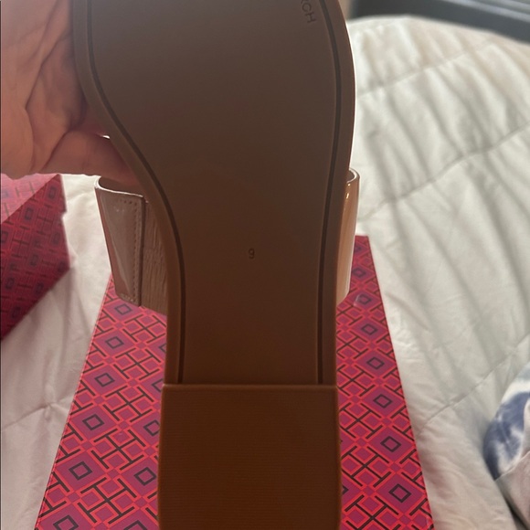 NWB Tory Burch Georgia Sandel in Color GOAN (Nude).Patent Leather. Thong Sandals - Picture 3 of 4
